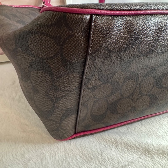 🔴SOLD🔴 Coach Meadow Shoulder Bag in Signature Coated Canvas - Picture 7 of 12